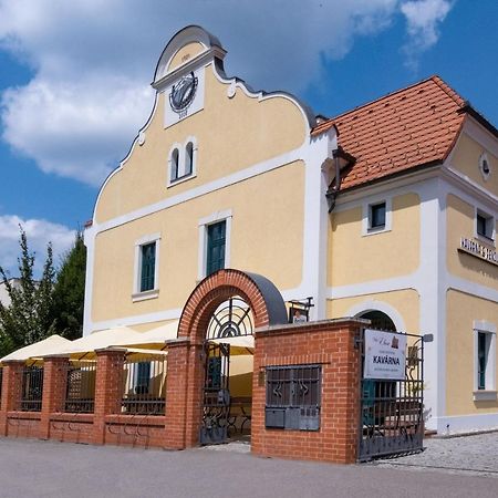 Penzion Elux Breclav Exterior photo