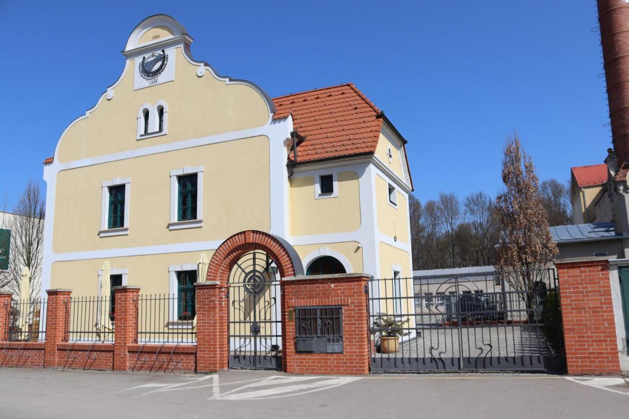 Penzion Elux Breclav Exterior photo